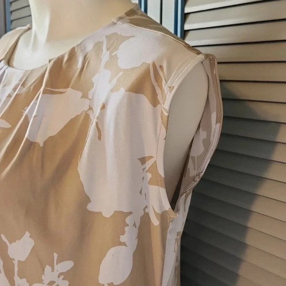 Liz Claiborne Beige and White Floral Top - Picture 6 of 9